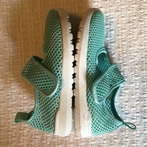 CAT & JACK mesh water shoes size 6